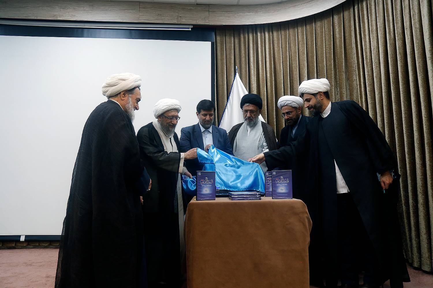 گزارش تصویری  مراسم رونمایی از نسخه سوم نرم‌افزار جامع اصول فقه در مرکز تحقیقات کامپیوتری علوم اسلامی(نور) قم با حضور آیت الله آملی لاریجانی