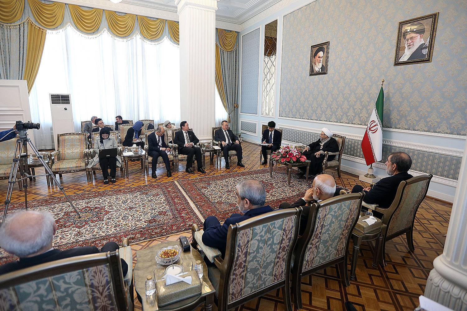 گزارش تصویری دیدار وزیر ارتباطات بین المللی چین با  آیت الله آملی لاریجانی/ 15 آذر 1402