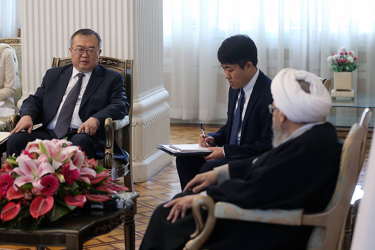 گزارش تصویری دیدار وزیر ارتباطات بین المللی چین با  آیت الله آملی لاریجانی/ 15 آذر 1402