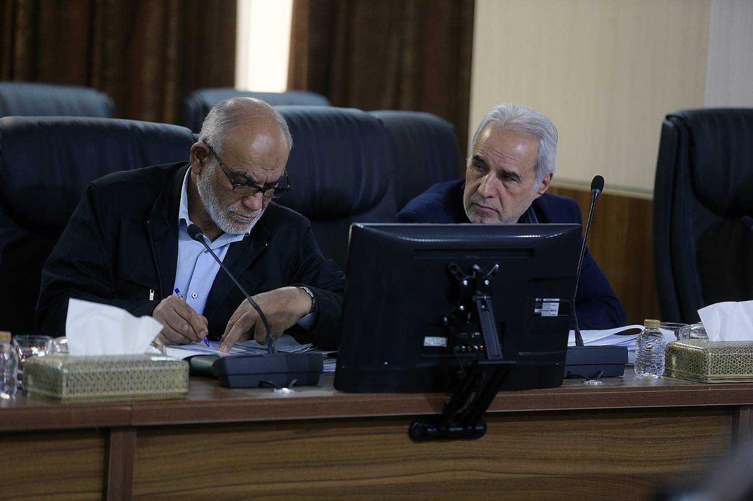 عدم انطباق بند (۹) سیاست های کلی برنامه هفتم / طرح های عظیم اقتصادی ملی و پیشران باید بصورت شفاف درج شوند عدم انطباق بند (۹) سیاست های کلی برنامه هفتم / طرح های عظیم اقتصادی ملی و پیشران باید بصورت شفاف درج شوند