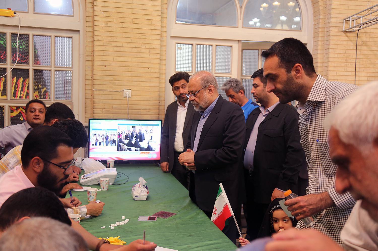 با حضور در مسجد لرزاده؛دکتر ذوالقدر رای خود را به صندوق انداخت.