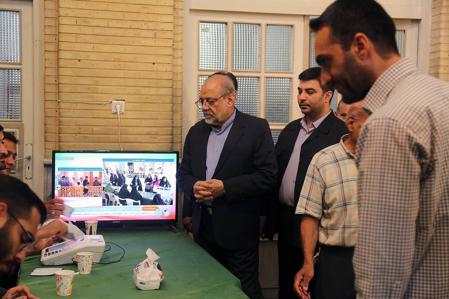 با حضور در مسجد لرزاده؛دکتر ذوالقدر رای خود را به صندوق انداخت.