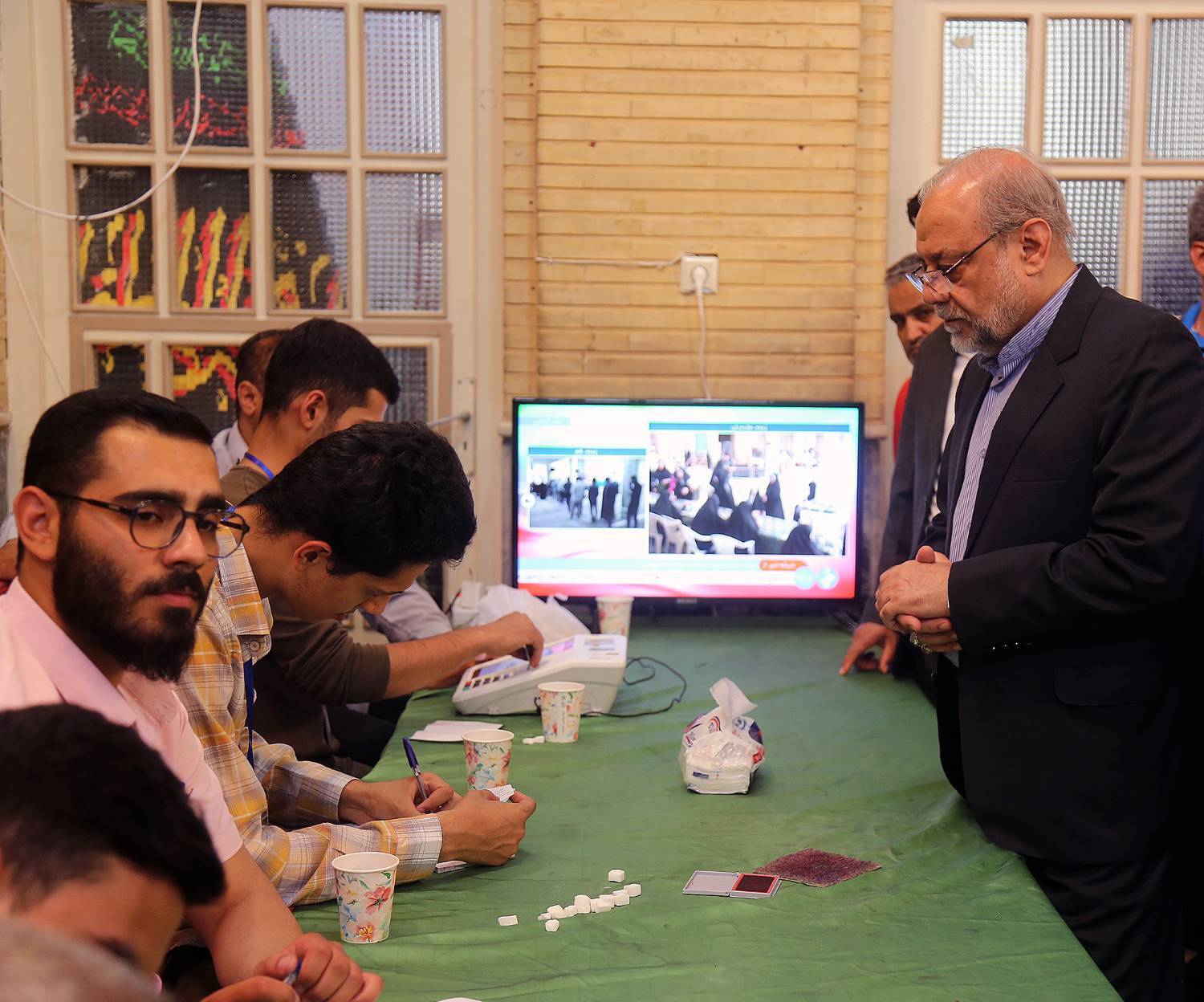 با حضور در مسجد لرزاده؛دکتر ذوالقدر رای خود را به صندوق انداخت.