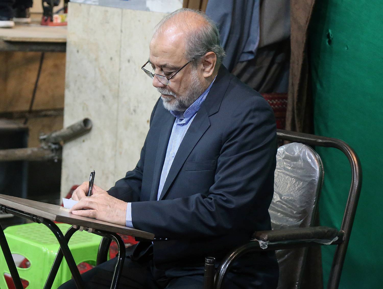 با حضور در مسجد لرزاده؛دکتر ذوالقدر رای خود را به صندوق انداخت.