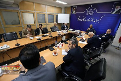 گزارش تصویری جلسه کمیسیون اقتصادی دبیرخانه مجمع با  روسای اسبق بانک مرکزی برای بررسی پیش نویس سیاست های پولی و بانکی