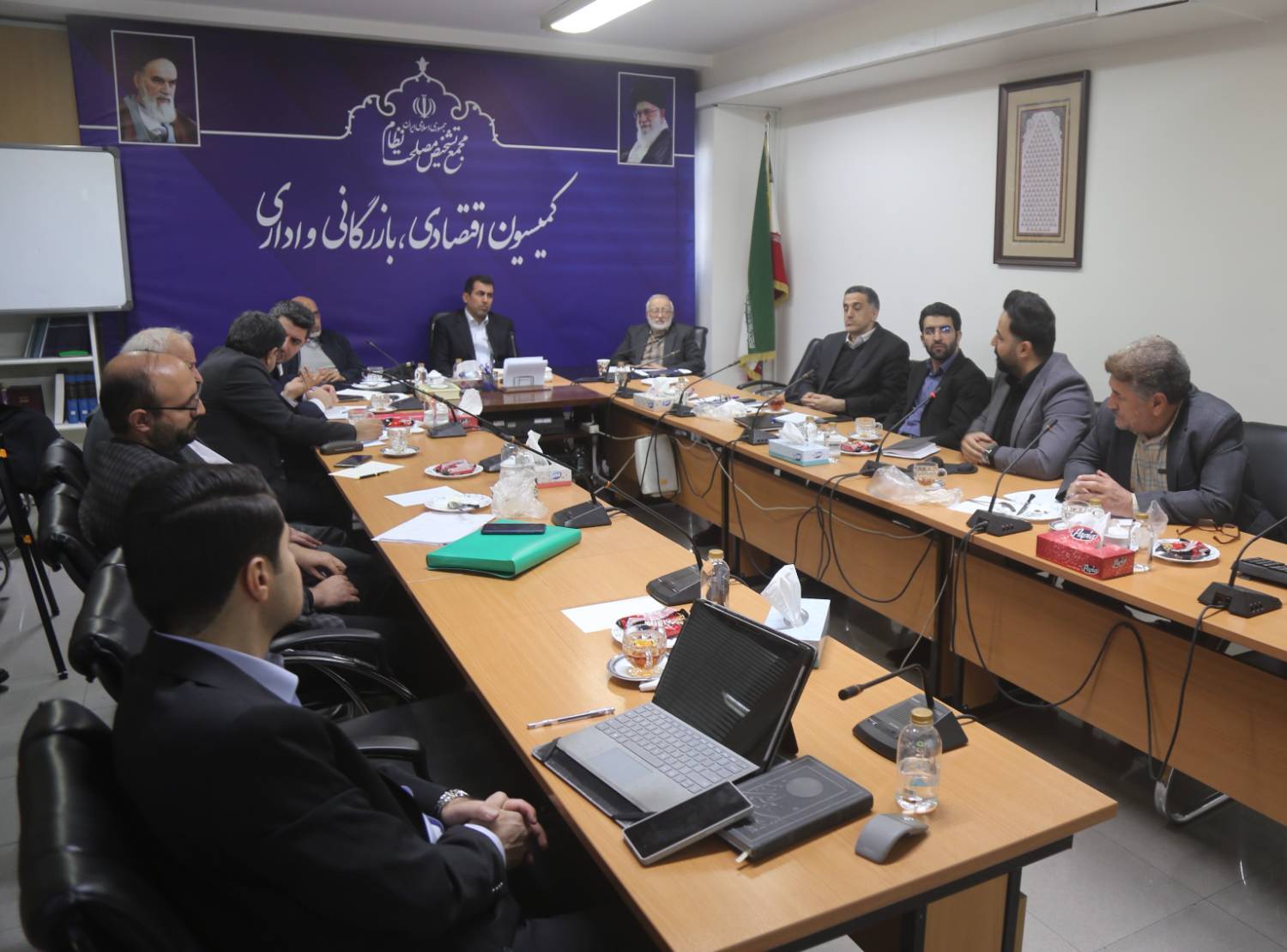 عملکرد بانک مرکزی در کمیسیون اقتصادی دبیرخانه مجمع بررسی شد عملکرد بانک مرکزی در کمیسیون اقتصادی دبیرخانه مجمع بررسی شد