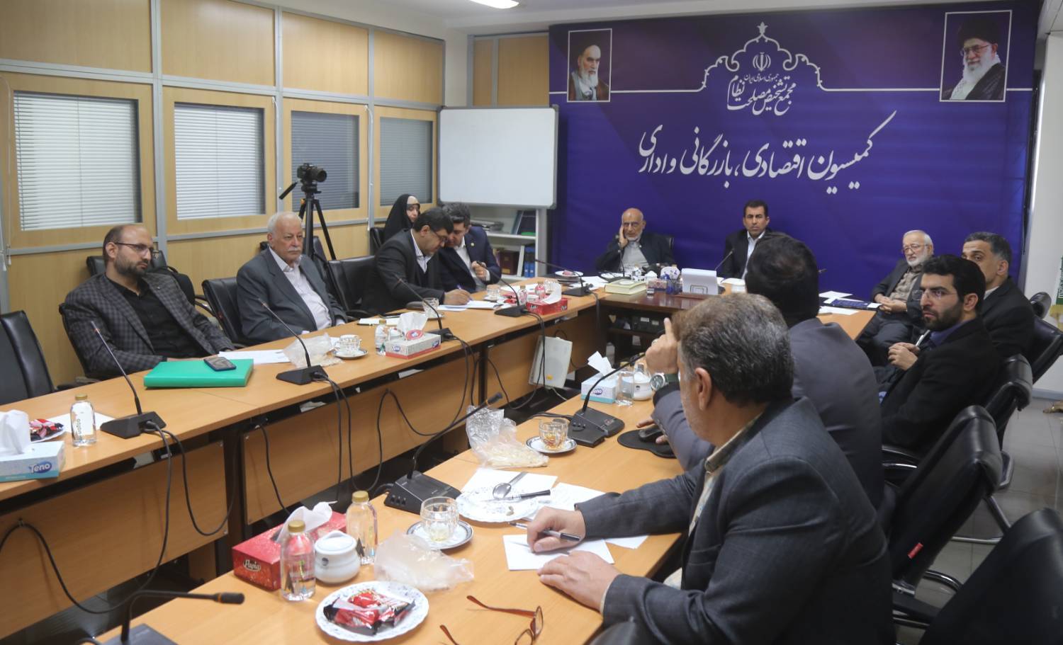 عملکرد بانک مرکزی در کمیسیون اقتصادی دبیرخانه مجمع بررسی شد عملکرد بانک مرکزی در کمیسیون اقتصادی دبیرخانه مجمع بررسی شد