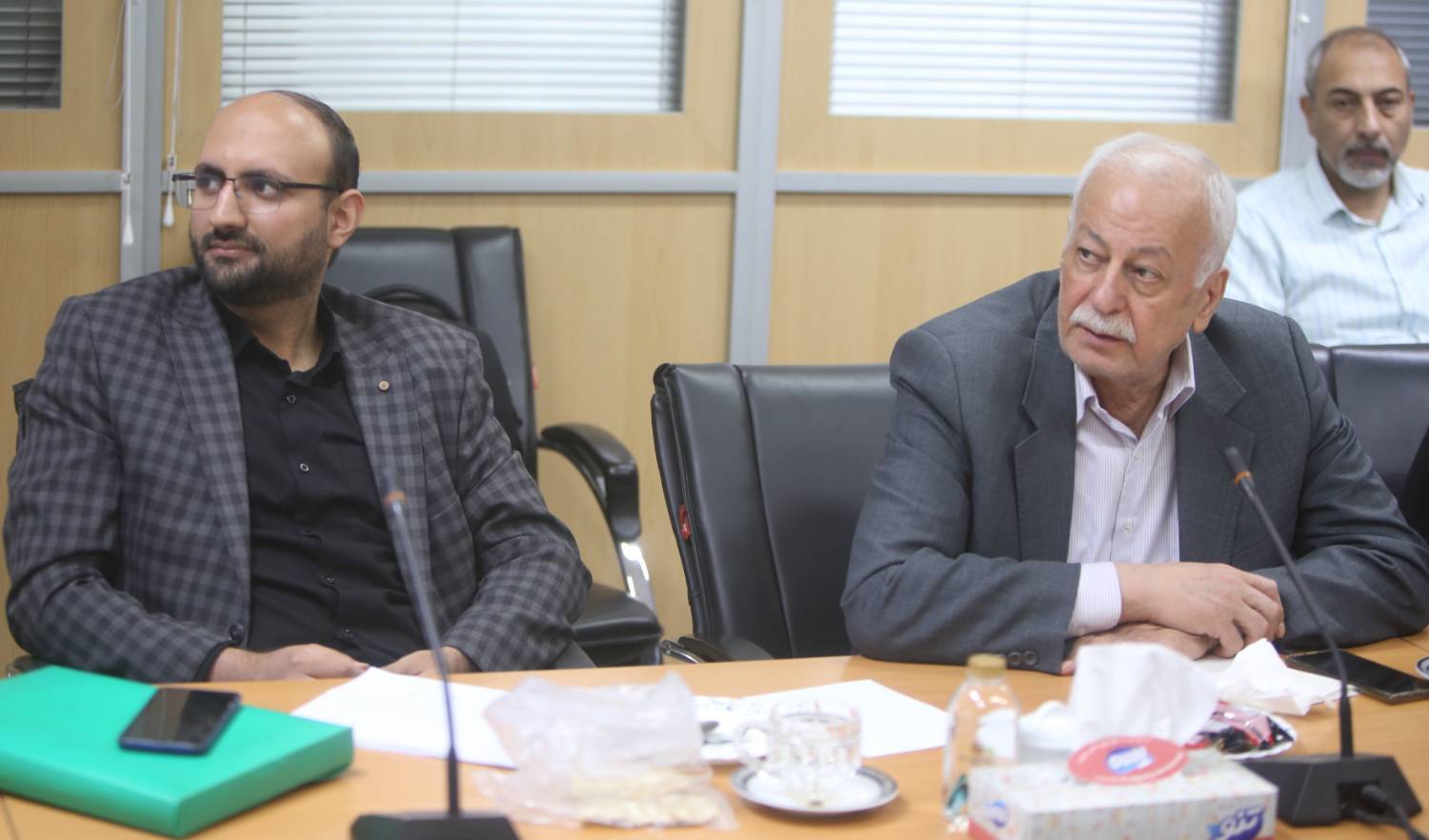 عملکرد بانک مرکزی در کمیسیون اقتصادی دبیرخانه مجمع بررسی شد عملکرد بانک مرکزی در کمیسیون اقتصادی دبیرخانه مجمع بررسی شد